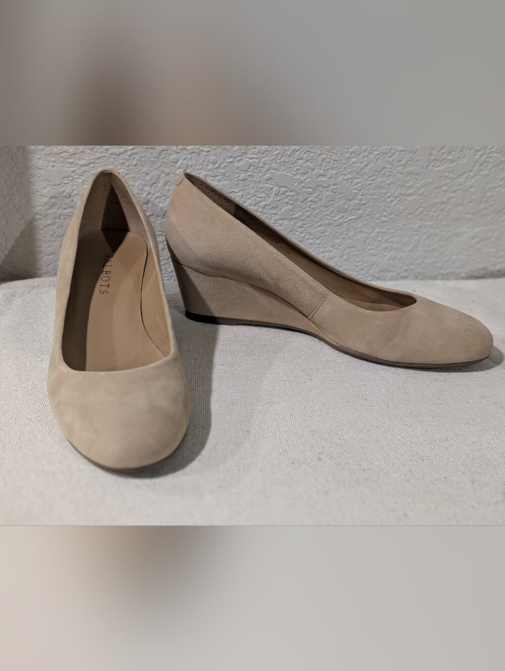 Talbots women’s Tan Suede Leather 2" Wedge Heel Pumps Size 6.5 Classic Neutral